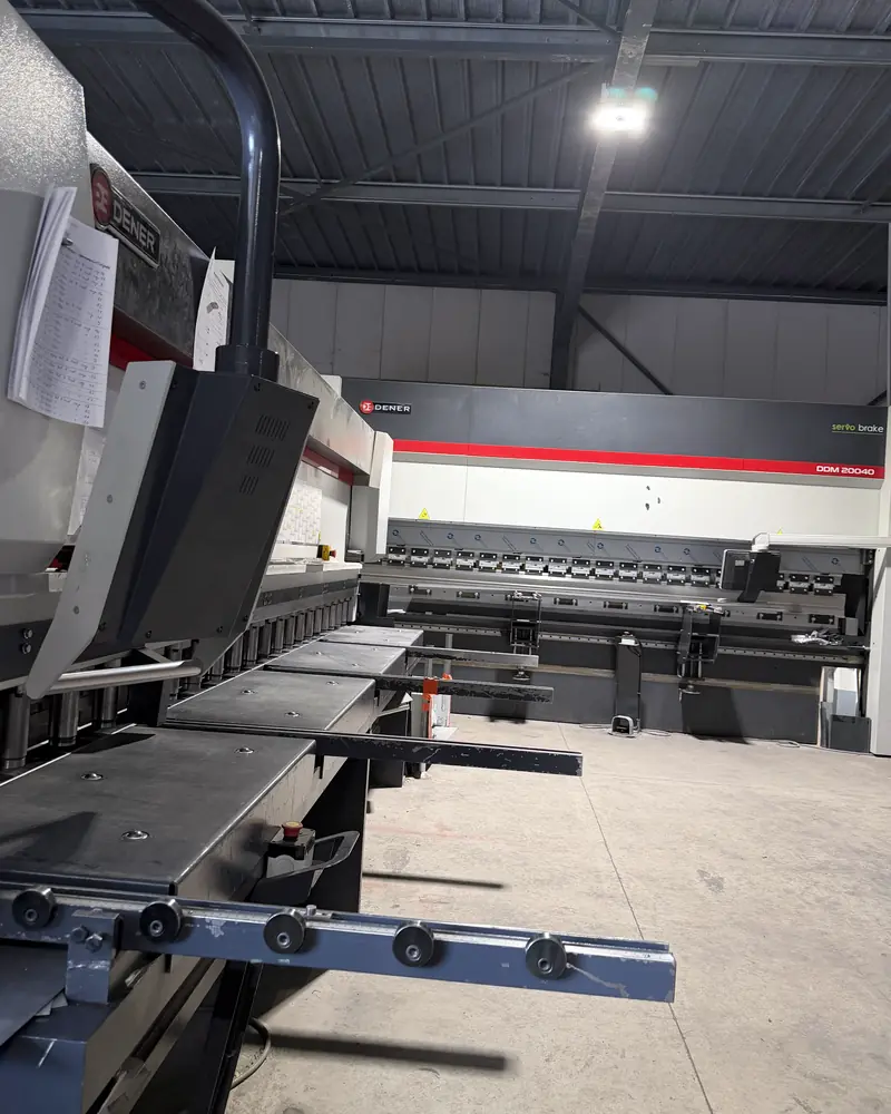 Presse plieuse et supports de tôle de notre atelier de pliage à Taissy près de Reims (Marne)