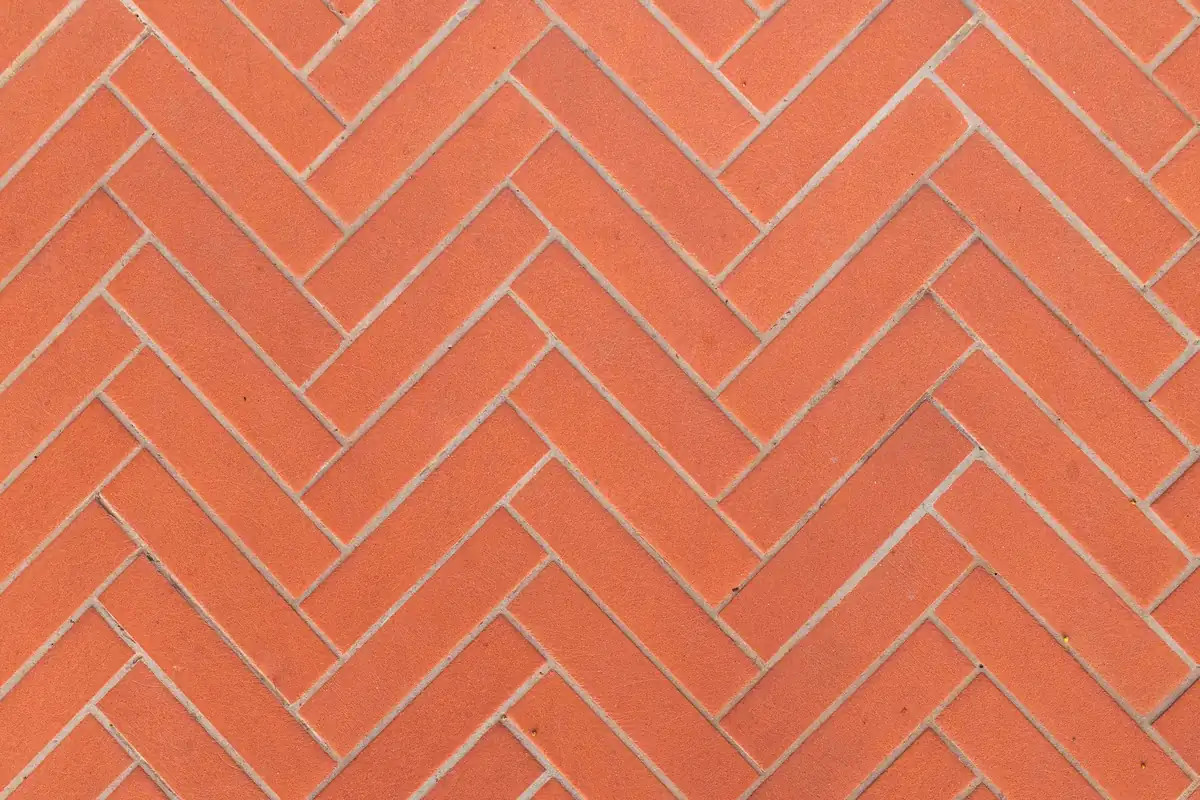 Carrelage posé en chevrons, le calepinage change la quantité à commander