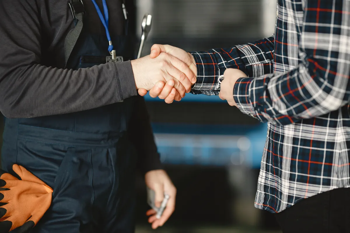 Poignée de main entre un professionnel et un client
