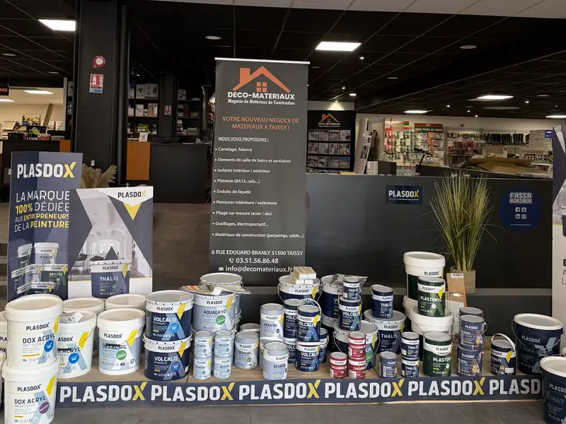 Présentoir de pots de peinture dans notre magasin de matériaux à Taissy près de Reims (Marne)
