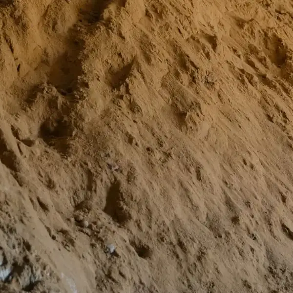 Tas de sable de construction, cadrage serré sur la matière
