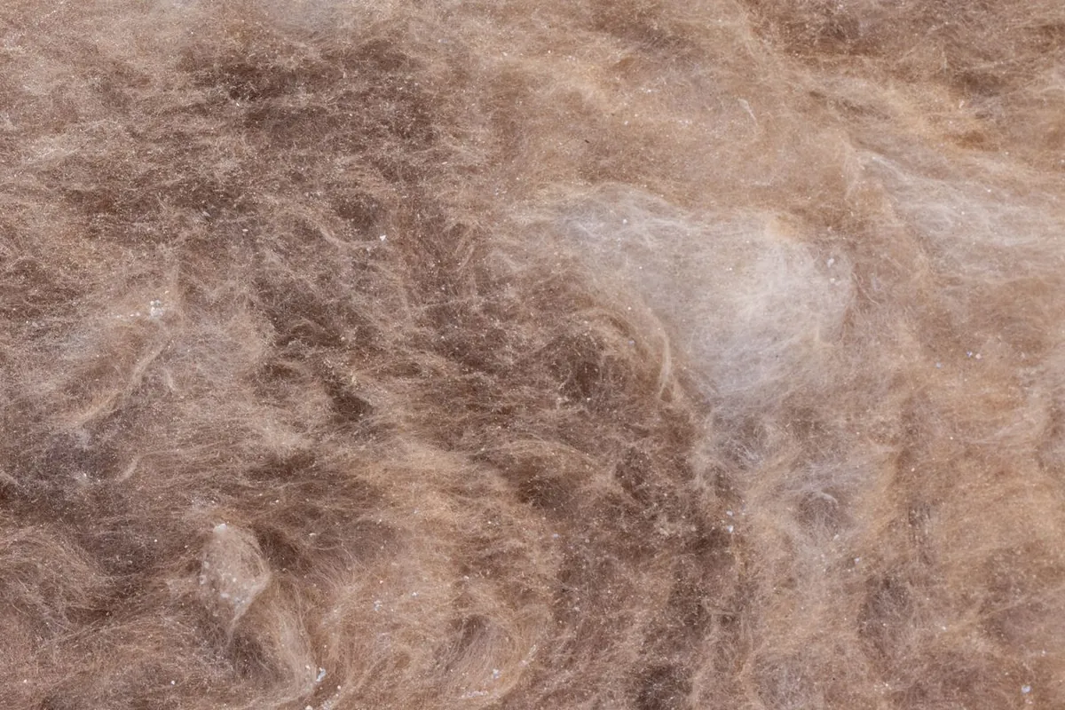 Fibres de laine minérale brune, cadrage macro