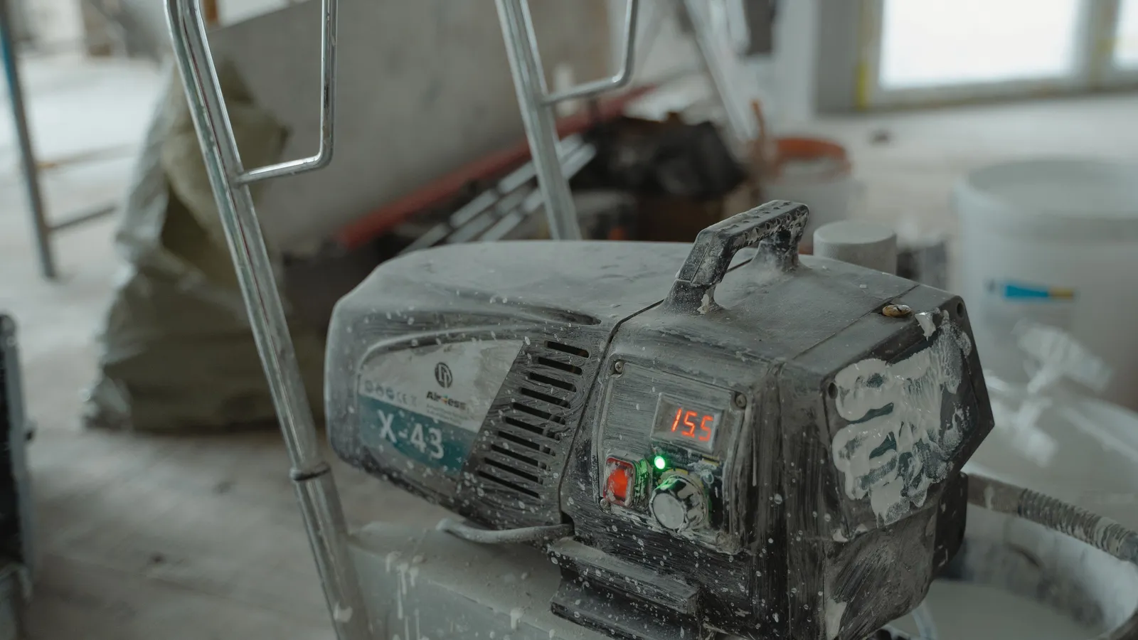 Machine de projection posée sur un chantier de rénovation intérieure