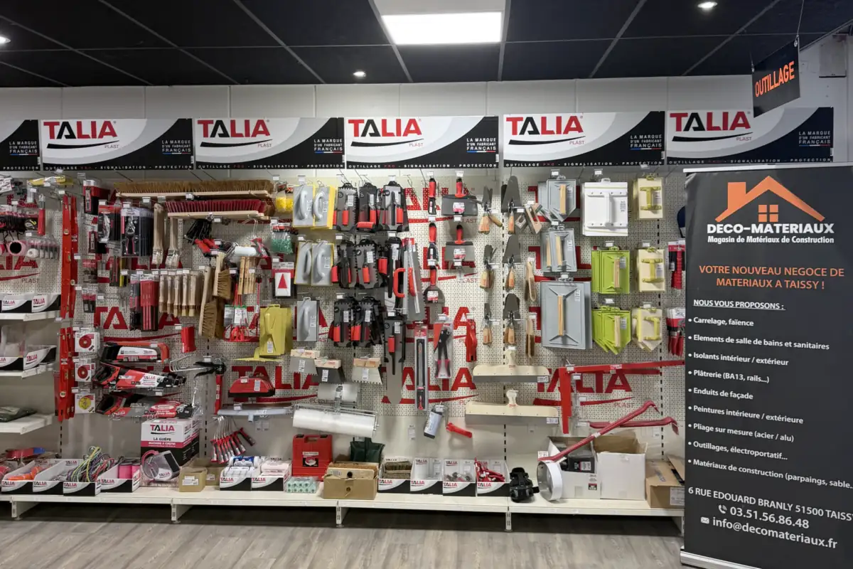 Outillage à main aligné en rayon dans notre magasin de matériaux à Taissy près de Reims (Marne)