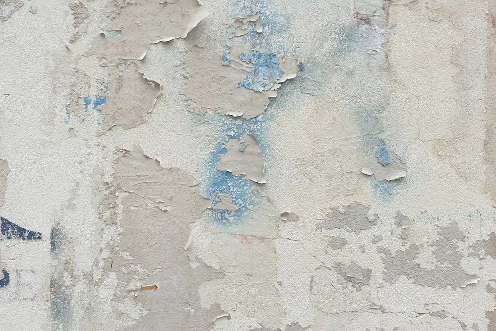 Mur à l'ancienne peinture écaillée, support à traiter avec une sous-couche d'accrochage