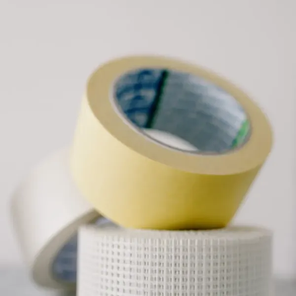 Rouleau de bande à trame de verre et rouleau de bande adhésive de protection