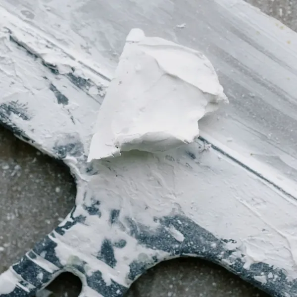Couteau à enduire chargé d'enduit de lissage frais