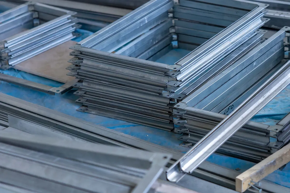 Profilés métalliques galvanisés empilés sur un chantier