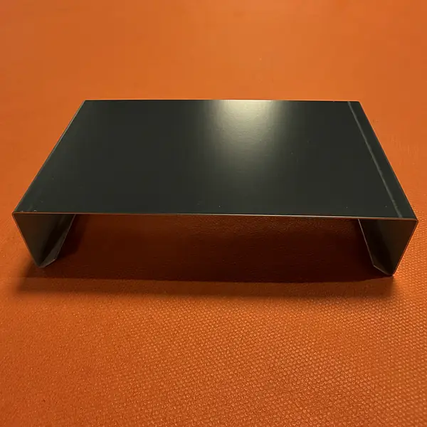 Couvertine en acier laqué réalisée sur mesure dans notre atelier de pliage à Taissy près de Reims (Marne)