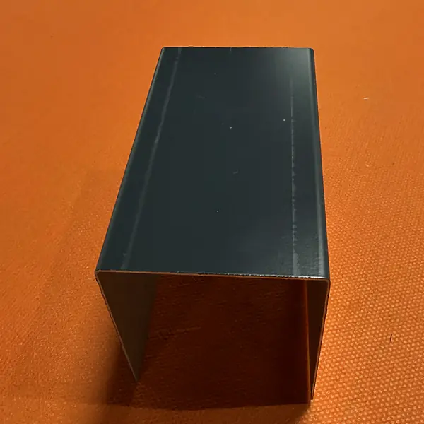Éclisse en tôle laquée pliée sur mesure dans notre atelier de pliage à Taissy près de Reims (Marne)