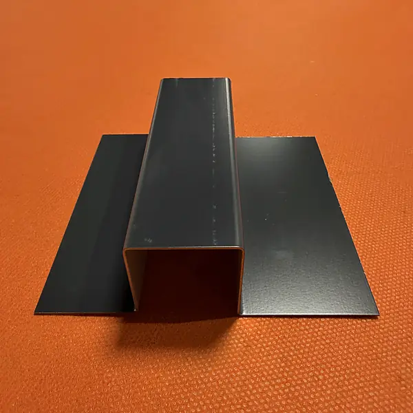 Profil oméga en tôle laquée plié sur mesure dans notre atelier de pliage à Taissy près de Reims (Marne)
