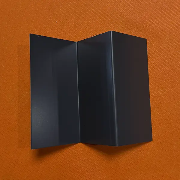 Profil en Z en tôle laquée plié sur mesure dans notre atelier de pliage à Taissy près de Reims (Marne)