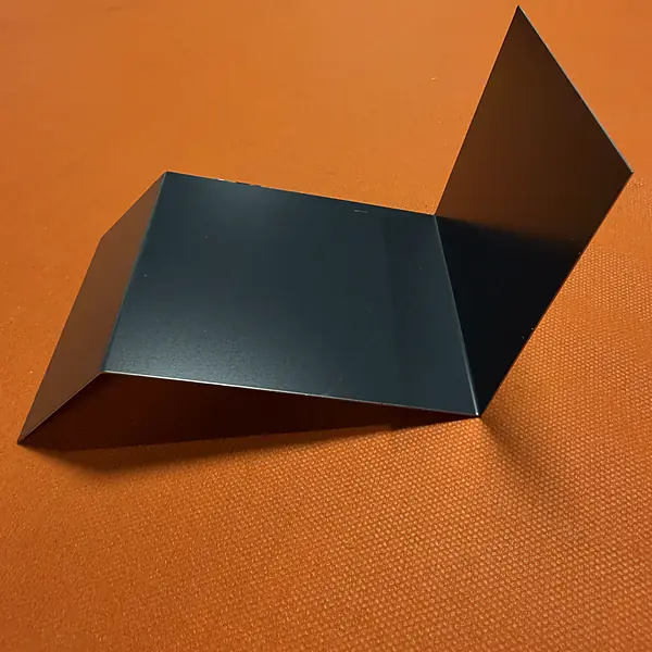 Bandeau de rive en tôle laquée plié sur mesure dans notre atelier de pliage à Taissy près de Reims (Marne)